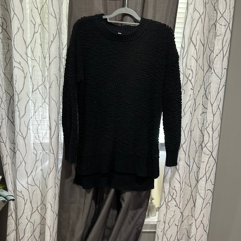 Bubble knit sweater. High/low design